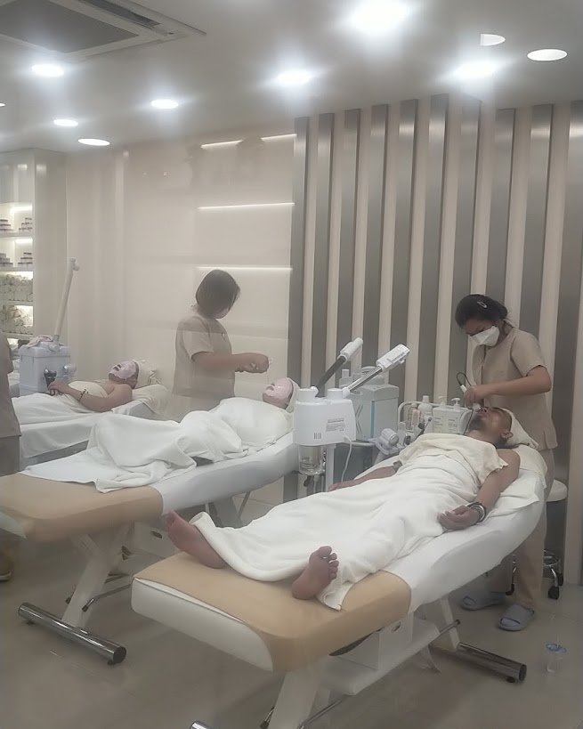 Couple enjoying a relaxing side-by-side facial massage at Salima Massage, Patong Beach, Phuket